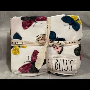Rae Dunn Queen Butterfly BLISS Blanket - NWT
Dimensions: 90” x 90”